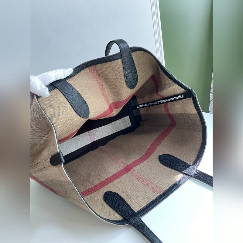 B家雙面兩用托特包，采用塗層格紋帆布材質。率性塗鴉圖案，靈感源于英倫學院手稿。將