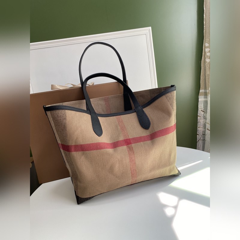 B家雙面兩用托特包，采用塗層格紋帆布材質。率性塗鴉圖案，靈感源于英倫學院手稿。將