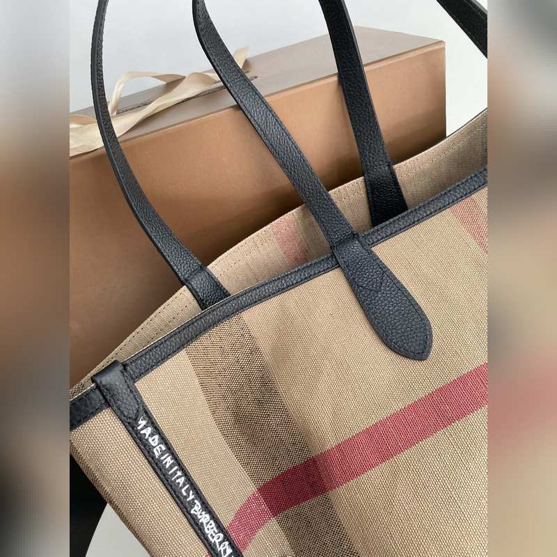 B家雙面兩用托特包，采用塗層格紋帆布材質。率性塗鴉圖案，靈感源于英倫學院手稿。將