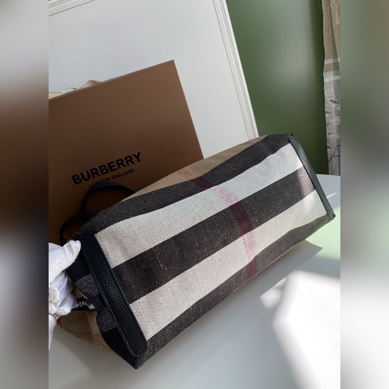 B家雙面兩用托特包，采用塗層格紋帆布材質。率性塗鴉圖案，靈感源于英倫學院手稿。將