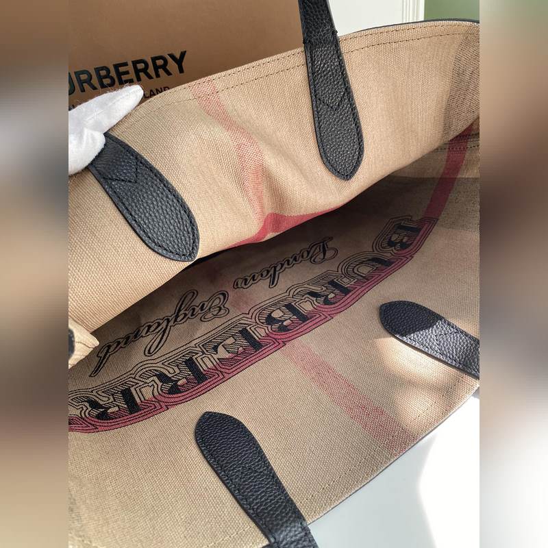 B家雙面兩用托特包，采用塗層格紋帆布材質。率性塗鴉圖案，靈感源于英倫學院手稿。將