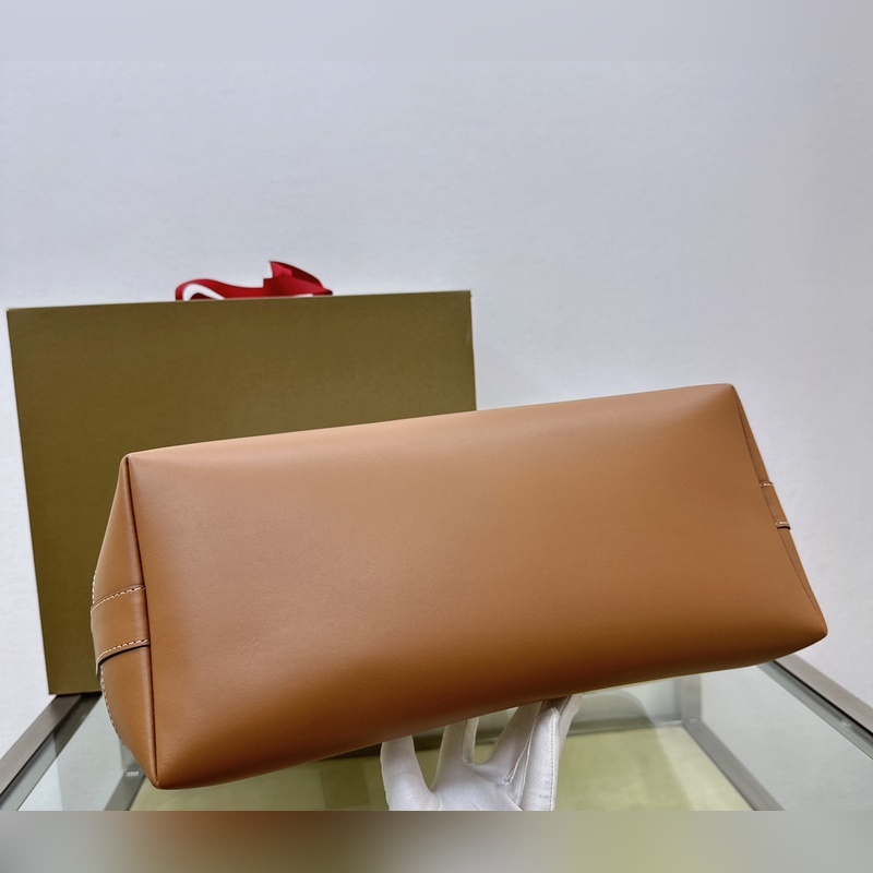 London 托特包複古美膩托特 簡約大氣，實用又乖巧 米色幹淨又耐看 上身滿滿