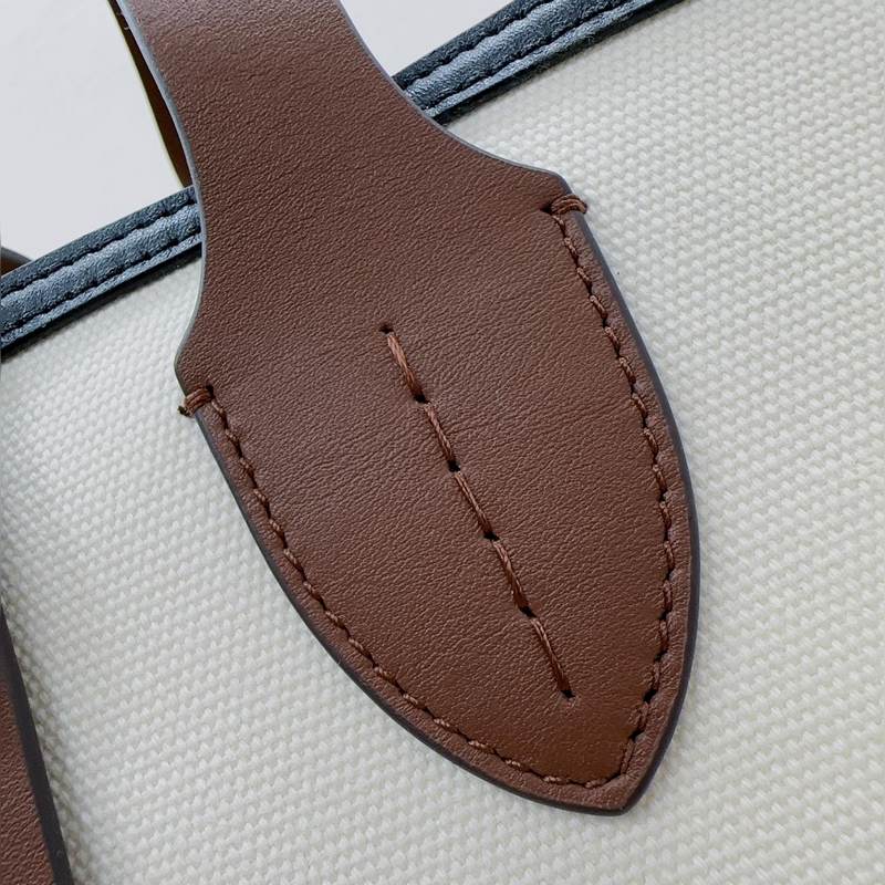 B家最新款隨性風格 The Belt 貝爾特包 ，精選棉質帆布與柔韌皮革打造，飾