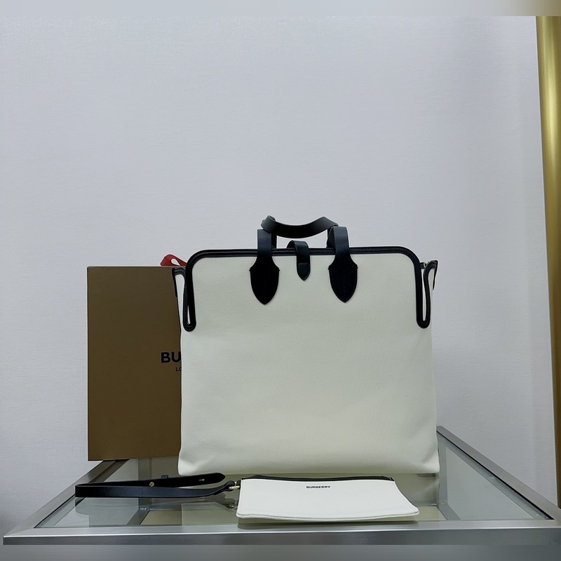 B家最新款隨性風格 The Belt 貝爾特包 ，精選棉質帆布與柔韌皮革打造，飾