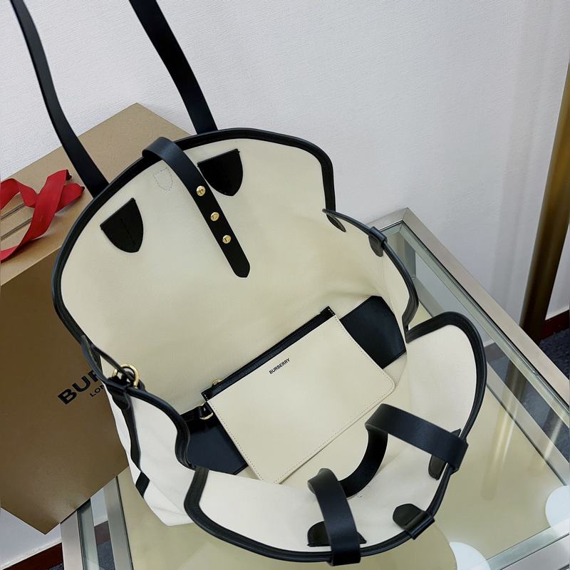 B家最新款隨性風格 The Belt 貝爾特包 ，精選棉質帆布與柔韌皮革打造，飾