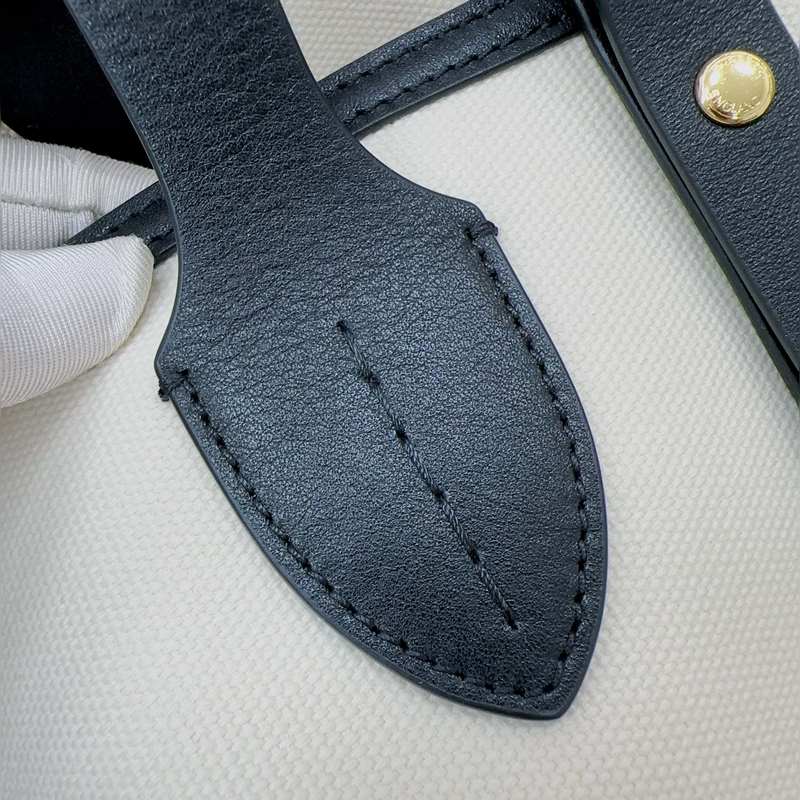 B家最新款隨性風格 The Belt 貝爾特包 ，精選棉質帆布與柔韌皮革打造，飾