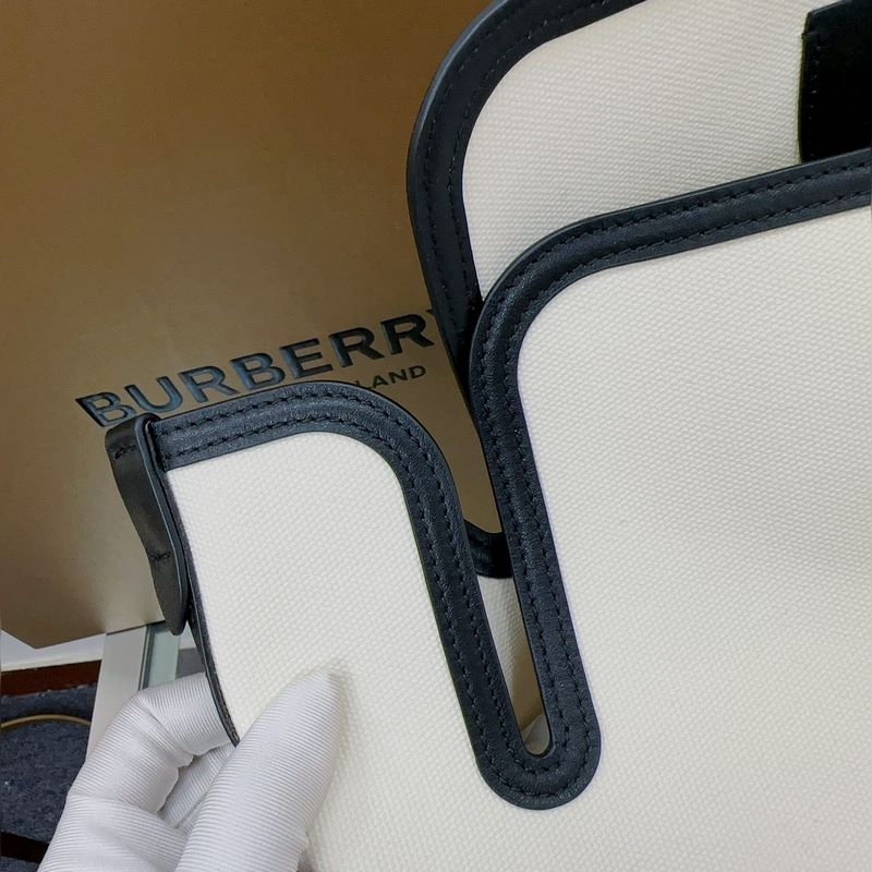 B家最新款隨性風格 The Belt 貝爾特包 ，精選棉質帆布與柔韌皮革打造，飾