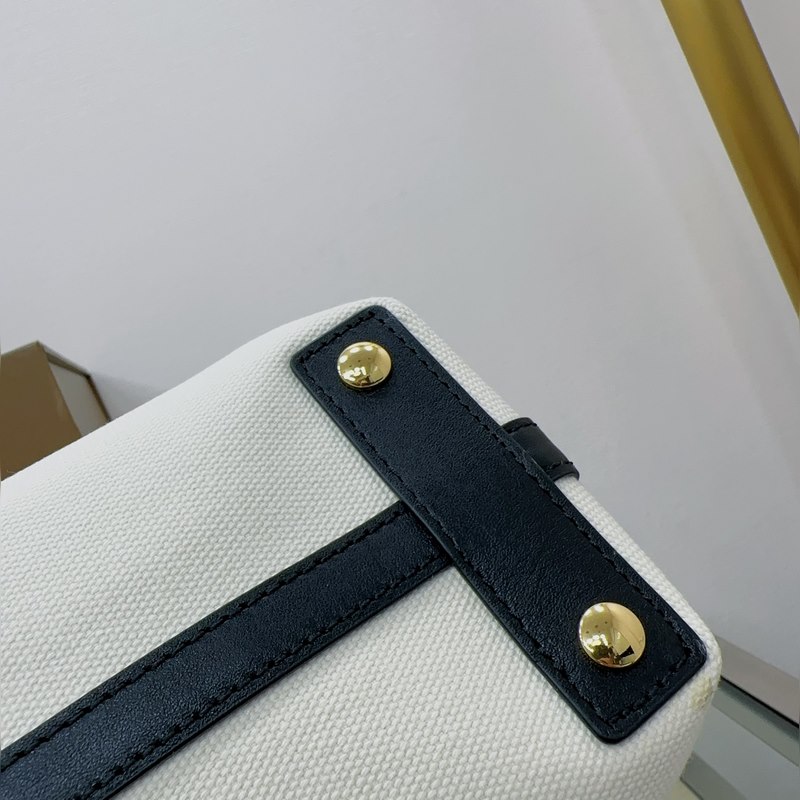 B家最新款隨性風格 The Belt 貝爾特包 ，精選棉質帆布與柔韌皮革打造，飾