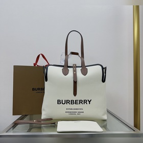 B家最新款隨性風格 The Belt 貝爾特包 ，精選棉質(zhì)帆布與柔韌皮革打造，飾