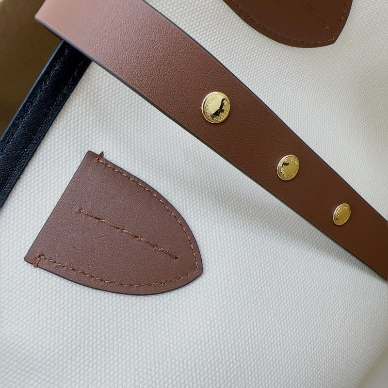 B家最新款隨性風格 The Belt 貝爾特包 ，精選棉質帆布與柔韌皮革打造，飾