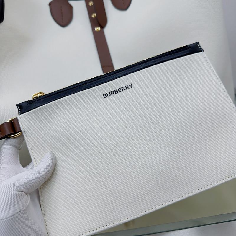 B家最新款隨性風格 The Belt 貝爾特包 ，精選棉質帆布與柔韌皮革打造，飾