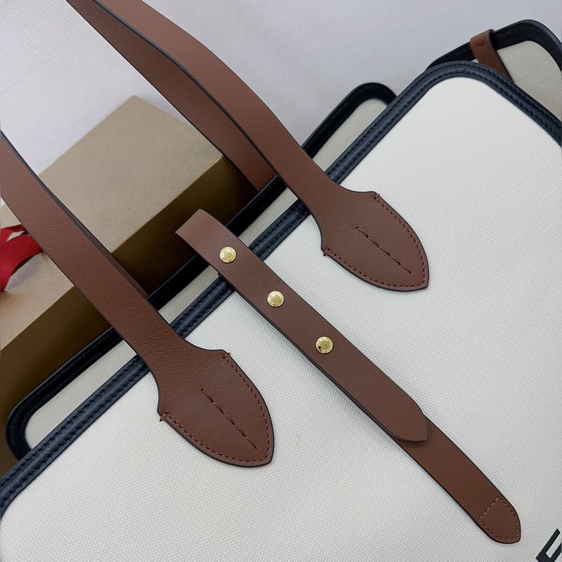 B家最新款隨性風格 The Belt 貝爾特包 ，精選棉質帆布與柔韌皮革打造，飾