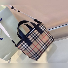 B家最新托特包，選用棉質(zhì)帆布面料打造，裝飾精紡B家格子面料 搭配光滑皮革頂部提柄