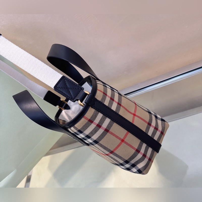 B家最新托特包，選用棉質帆布面料打造，裝飾精紡B家格子面料 搭配光滑皮革頂部提柄