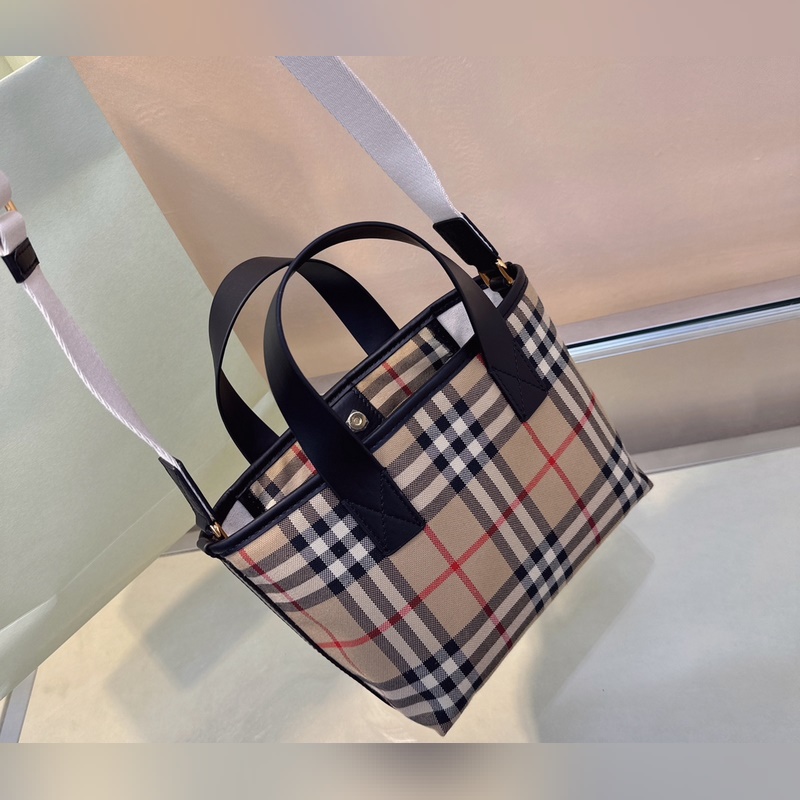 B家最新托特包，選用棉質帆布面料打造，裝飾精紡B家格子面料 搭配光滑皮革頂部提柄