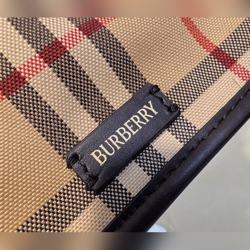 B家最新托特包，選用棉質帆布面料打造，裝飾精紡B家格子面料 搭配光滑皮革頂部提柄