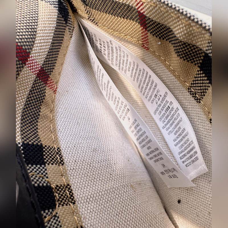 B家最新托特包，選用棉質帆布面料打造，裝飾精紡B家格子面料 搭配光滑皮革頂部提柄