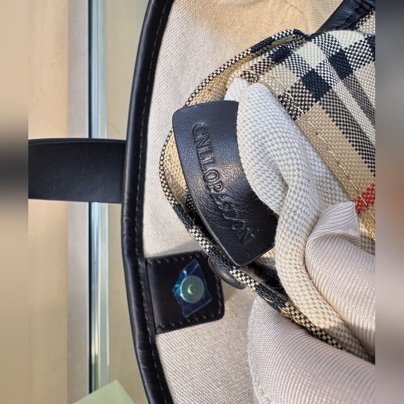 B家最新托特包，選用棉質帆布面料打造，裝飾精紡B家格子面料 搭配光滑皮革頂部提柄