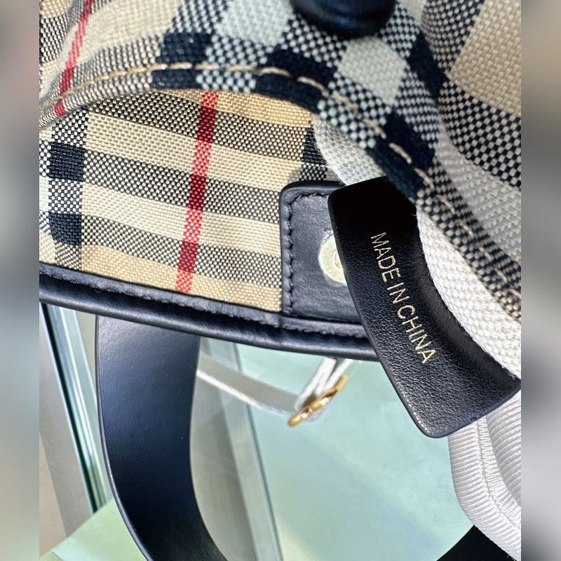 B家最新托特包，選用棉質帆布面料打造，裝飾精紡B家格子面料 搭配光滑皮革頂部提柄