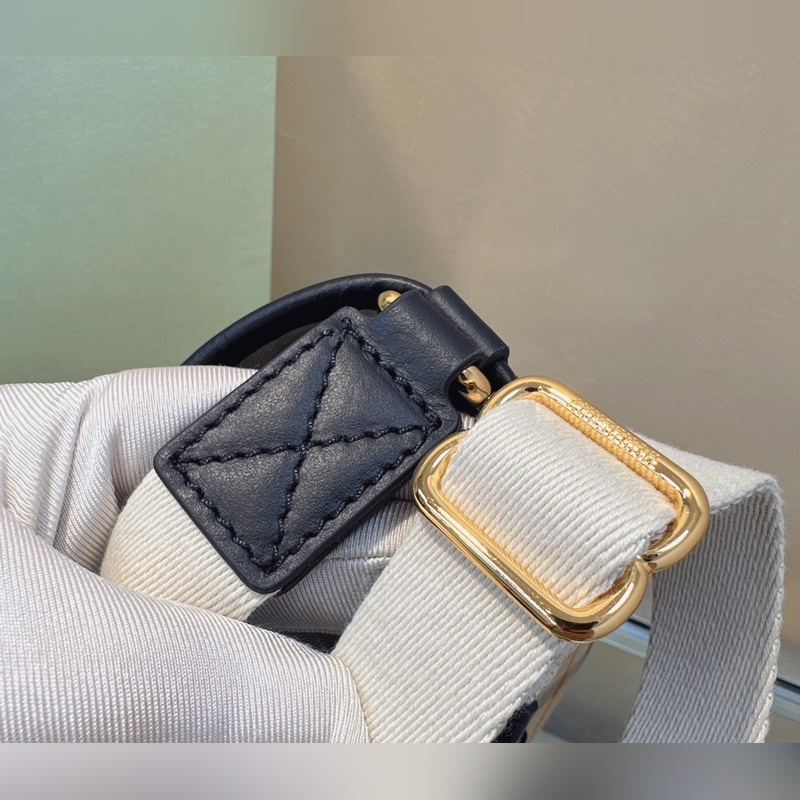 B家最新托特包，選用棉質帆布面料打造，裝飾精紡B家格子面料 搭配光滑皮革頂部提柄