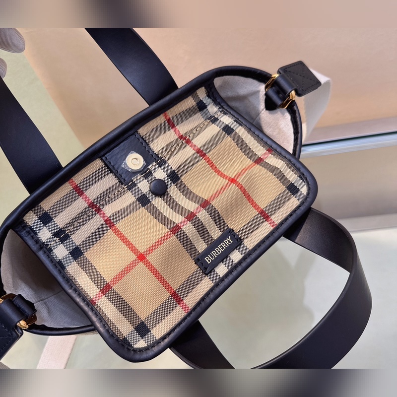 B家最新托特包，選用棉質帆布面料打造，裝飾精紡B家格子面料 搭配光滑皮革頂部提柄