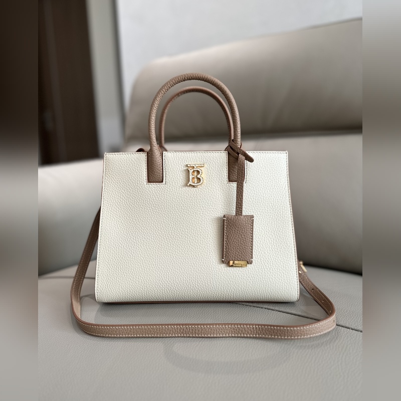 B家最新版型立挺的托特包，采用意大利鞣制粒紋皮革材質制成，搶眼裝飾光澤的 Tho