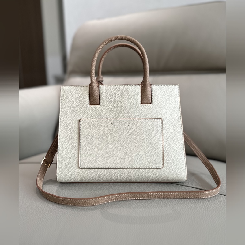 B家最新版型立挺的托特包，采用意大利鞣制粒紋皮革材質制成，搶眼裝飾光澤的 Tho