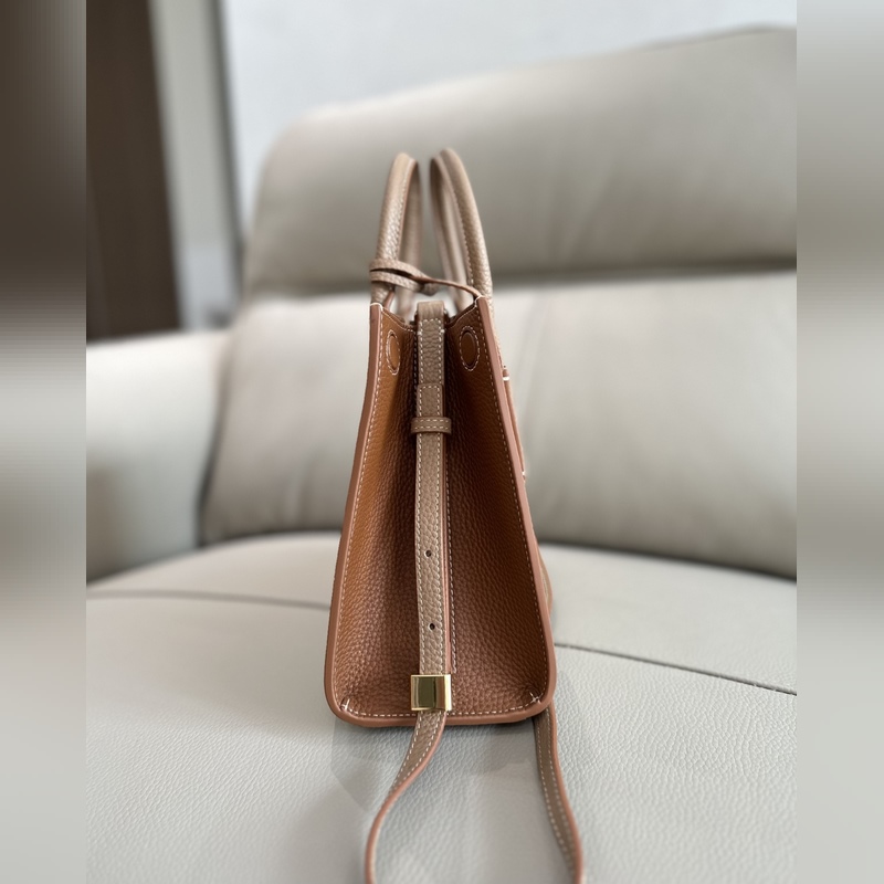 B家最新版型立挺的托特包，采用意大利鞣制粒紋皮革材質制成，搶眼裝飾光澤的 Tho