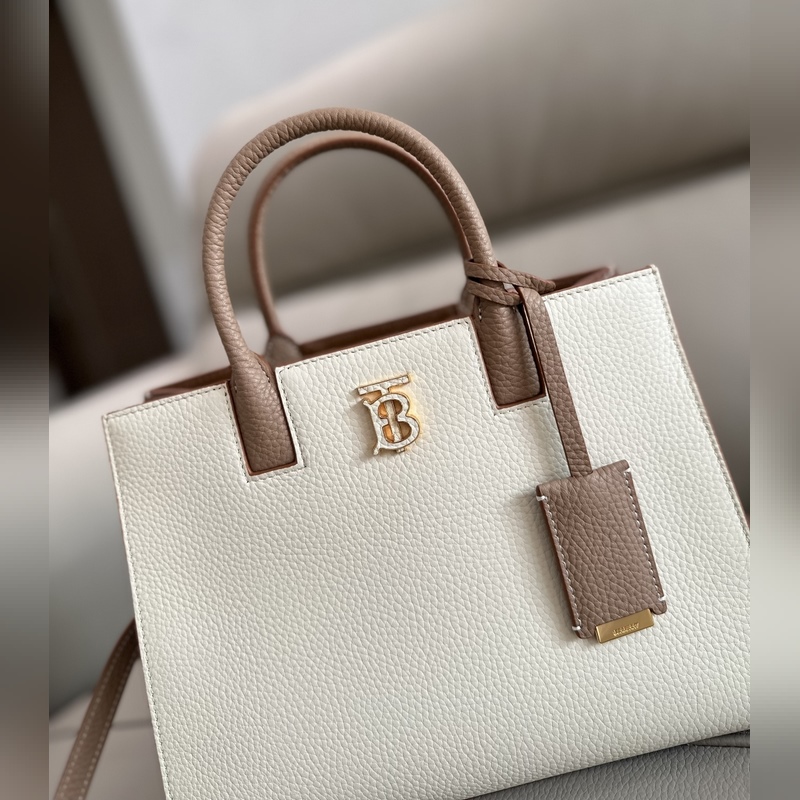 B家最新版型立挺的托特包，采用意大利鞣制粒紋皮革材質制成，搶眼裝飾光澤的 Tho