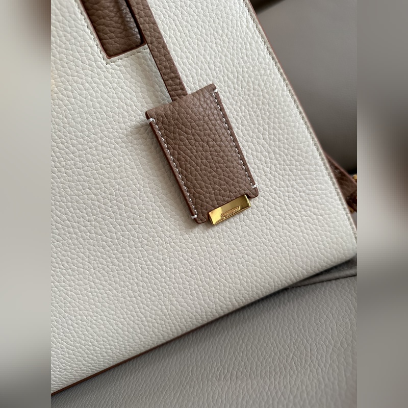 B家最新版型立挺的托特包，采用意大利鞣制粒紋皮革材質制成，搶眼裝飾光澤的 Tho