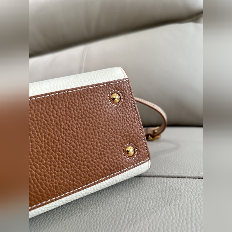 B家最新版型立挺的托特包，采用意大利鞣制粒紋皮革材質制成，搶眼裝飾光澤的 Tho