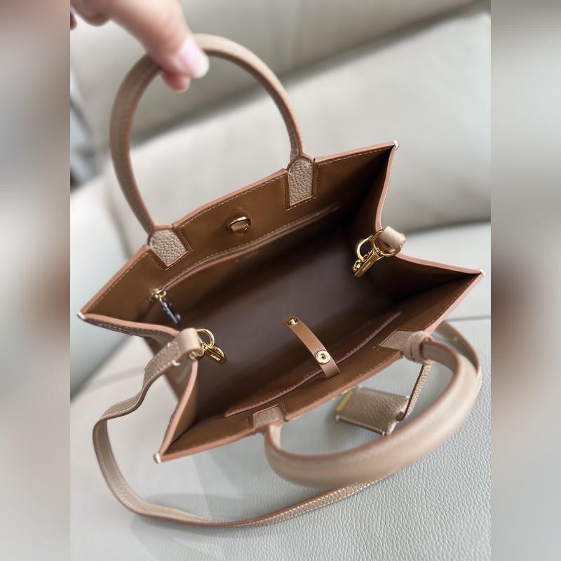 B家最新版型立挺的托特包，采用意大利鞣制粒紋皮革材質制成，搶眼裝飾光澤的 Tho