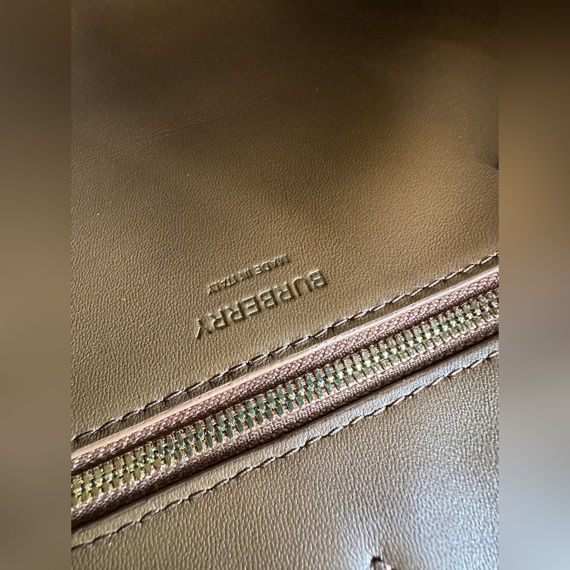 B家最新版型立挺的托特包，采用意大利鞣制粒紋皮革材質制成，搶眼裝飾光澤的 Tho