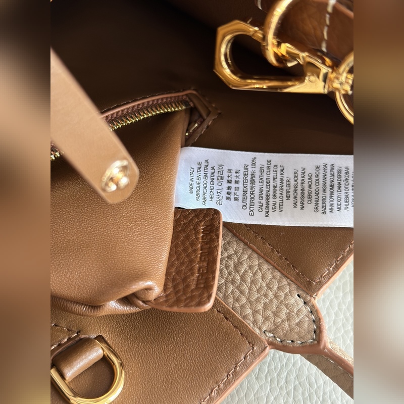 B家最新版型立挺的托特包，采用意大利鞣制粒紋皮革材質制成，搶眼裝飾光澤的 Tho