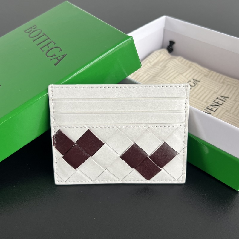 1956 簡簡單單精緻卡包 小巧輕薄易攜帶 直接揣兜裡或者放小包包裡，牛皮制成