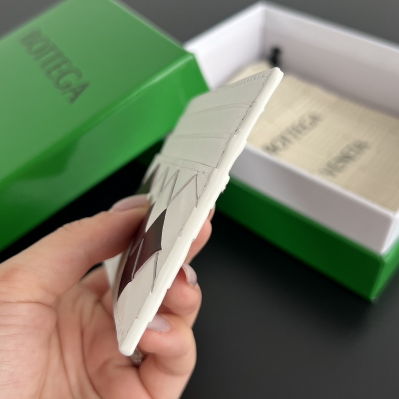 1956 簡簡單單精緻卡包 小巧輕薄易攜帶 直接揣兜裡或者放小包包裡，牛皮制成