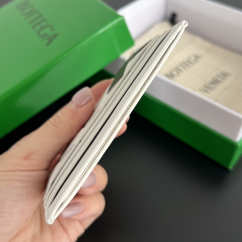 1956 簡簡單單精緻卡包 小巧輕薄易攜帶 直接揣兜裡或者放小包包裡，牛皮制成