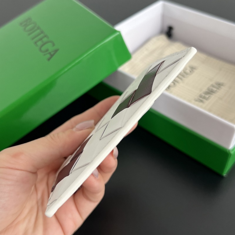 1956 簡簡單單精緻卡包 小巧輕薄易攜帶 直接揣兜裡或者放小包包裡，牛皮制成