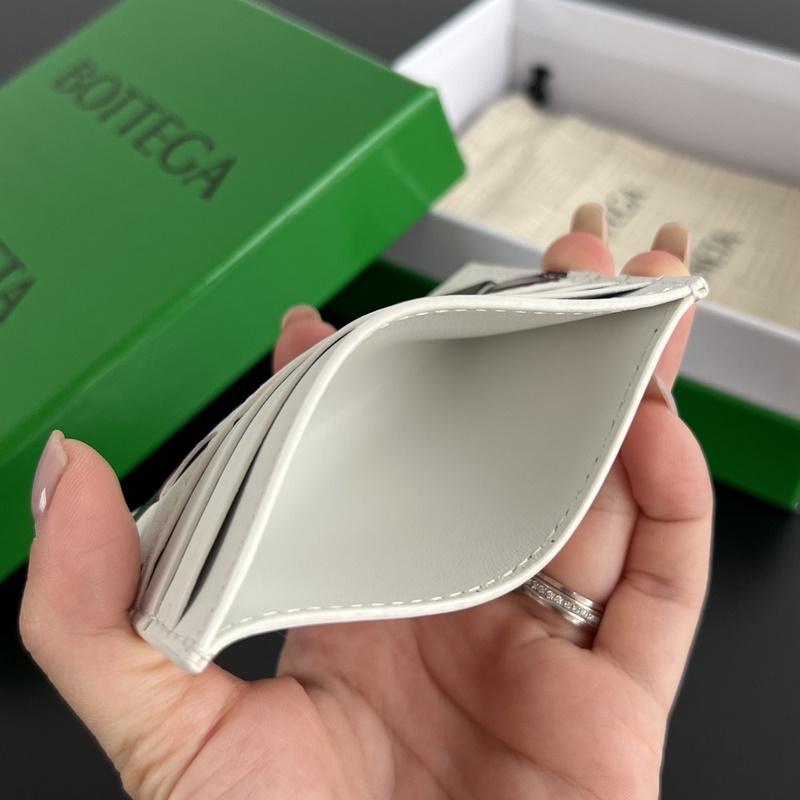 1956 簡簡單單精緻卡包 小巧輕薄易攜帶 直接揣兜裡或者放小包包裡，牛皮制成