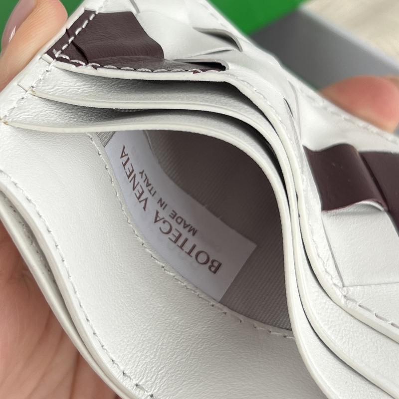 1956 簡簡單單精緻卡包 小巧輕薄易攜帶 直接揣兜裡或者放小包包裡，牛皮制成