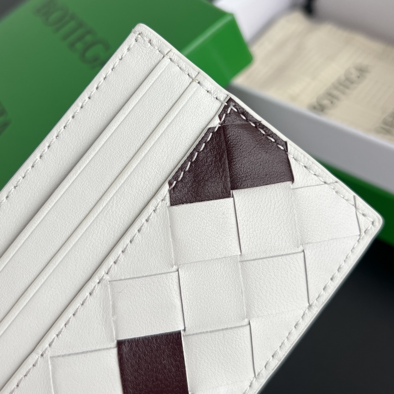 1956 簡簡單單精緻卡包 小巧輕薄易攜帶 直接揣兜裡或者放小包包裡，牛皮制成