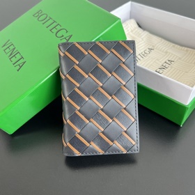 592619卡包是所有人群必不可少的隨身帶 包身由牛皮制成 質感柔滑 她擁有6個