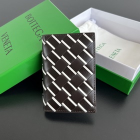 592619卡包是所有人群必不可少的隨身帶 包身由牛皮制成 質感柔滑 她擁有6個