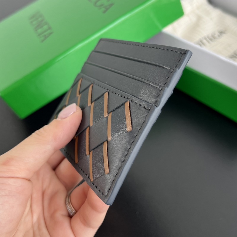 731956 簡(jiǎn)簡(jiǎn)單單精緻卡包 小巧輕薄易攜帶 直接揣兜裡或者放小包包裡，牛皮制