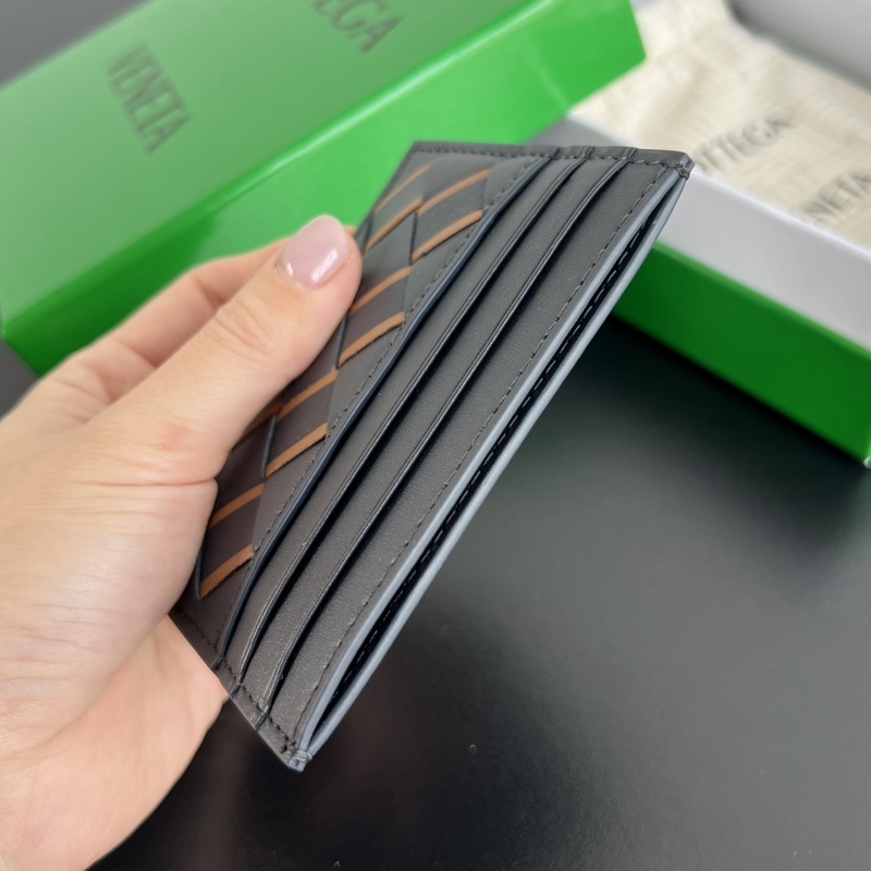 731956 簡(jiǎn)簡(jiǎn)單單精緻卡包 小巧輕薄易攜帶 直接揣兜裡或者放小包包裡，牛皮制