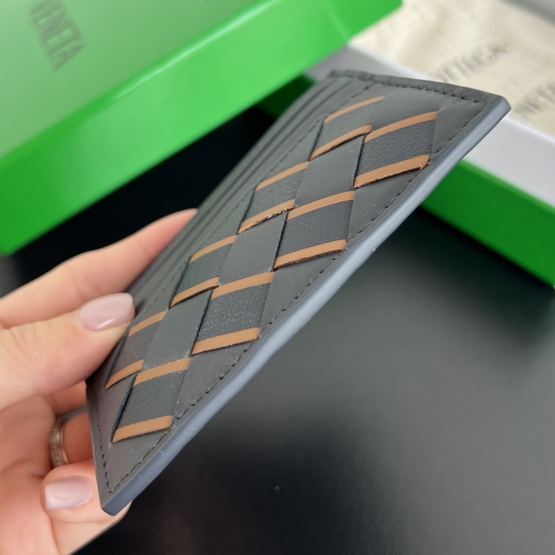 731956 簡(jiǎn)簡(jiǎn)單單精緻卡包 小巧輕薄易攜帶 直接揣兜裡或者放小包包裡，牛皮制