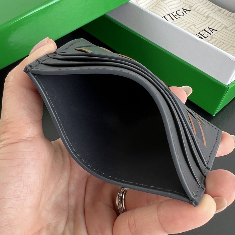 731956 簡(jiǎn)簡(jiǎn)單單精緻卡包 小巧輕薄易攜帶 直接揣兜裡或者放小包包裡，牛皮制