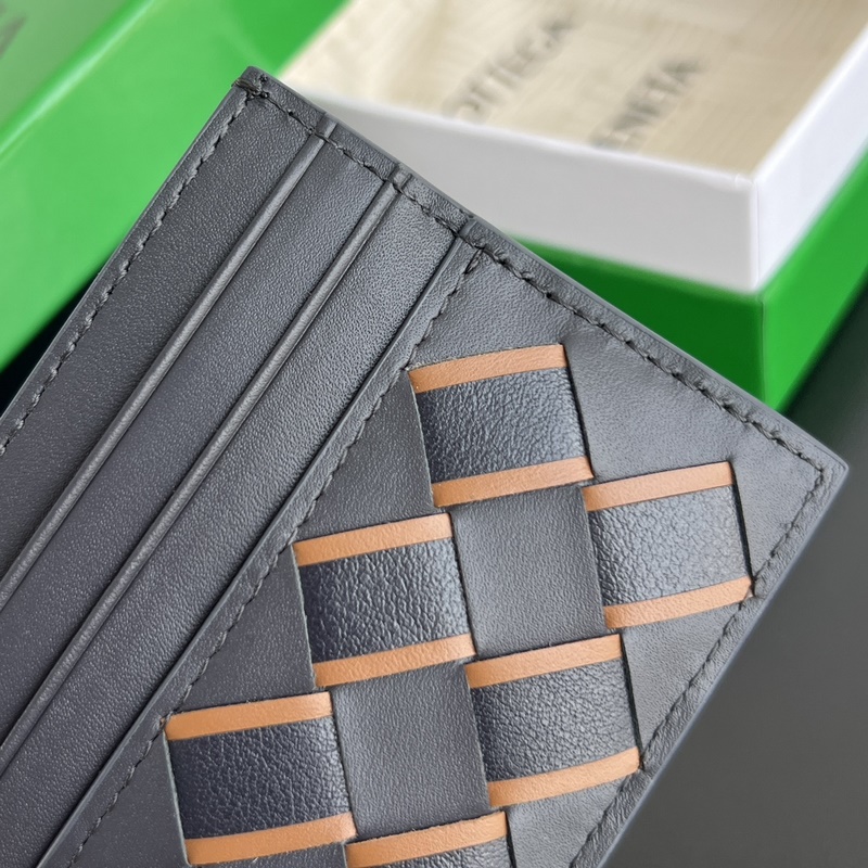 731956 簡(jiǎn)簡(jiǎn)單單精緻卡包 小巧輕薄易攜帶 直接揣兜裡或者放小包包裡，牛皮制