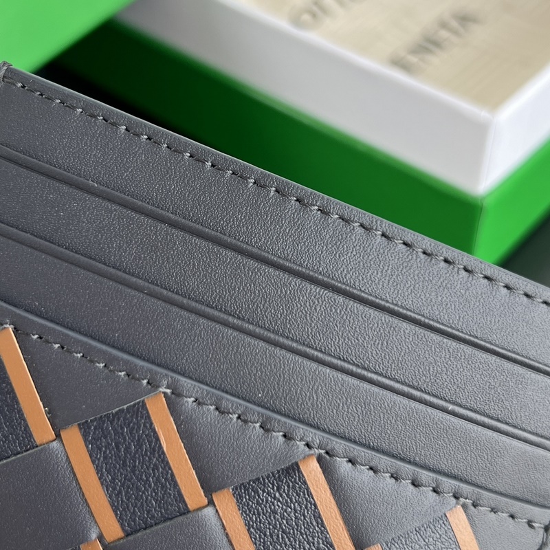 731956 簡(jiǎn)簡(jiǎn)單單精緻卡包 小巧輕薄易攜帶 直接揣兜裡或者放小包包裡，牛皮制