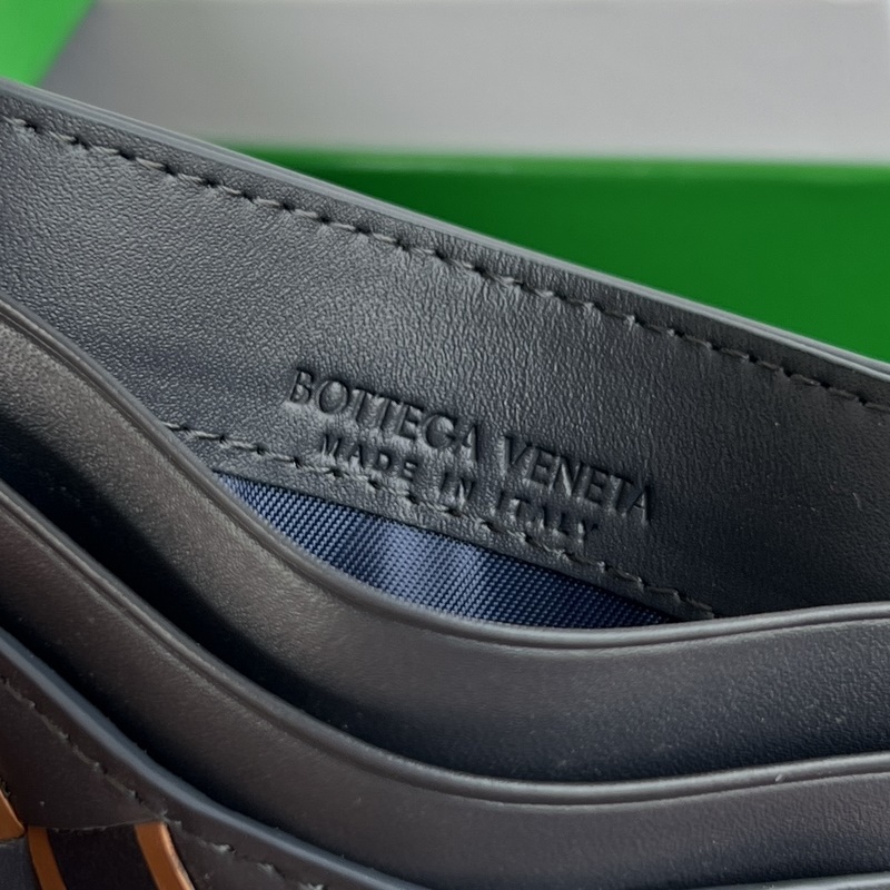 731956 簡(jiǎn)簡(jiǎn)單單精緻卡包 小巧輕薄易攜帶 直接揣兜裡或者放小包包裡，牛皮制